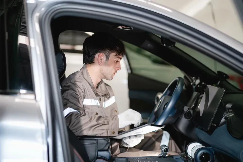 Technicien assis dans une voiture